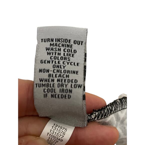 Catherines Women's 2X Black and White All Over Geometric Print Short Sleeve Top - Picture 4 of 5